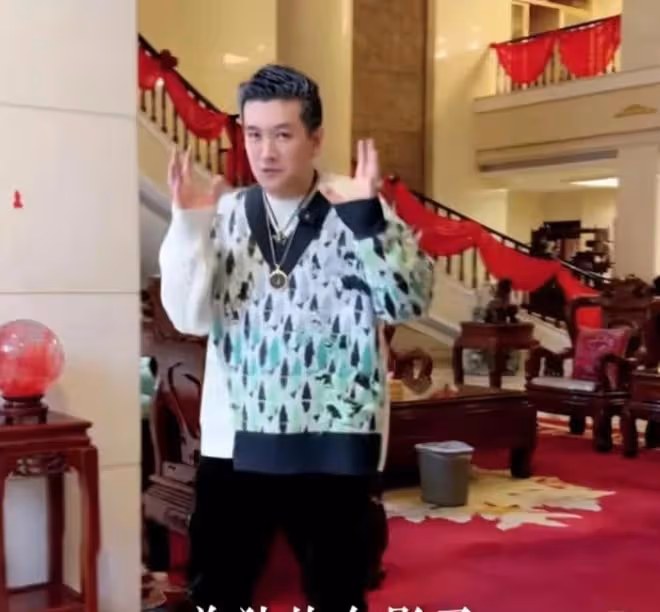 明星楊子再次被網友嘲諷,表示陪媽媽干一天農活,腳上鞋賣了他