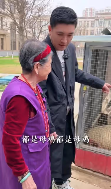 明星楊子再次被網友嘲諷，表示陪媽媽干一天農活，腳上鞋賣了他
