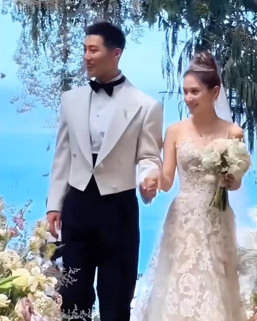 何超蓮竇驍婚禮現場:新人讀誓詞感動落淚,像王子和公主的結合