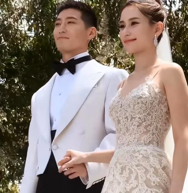 何超蓮竇驍婚禮現場:新人讀誓詞感動落淚,像王子和公主的結合