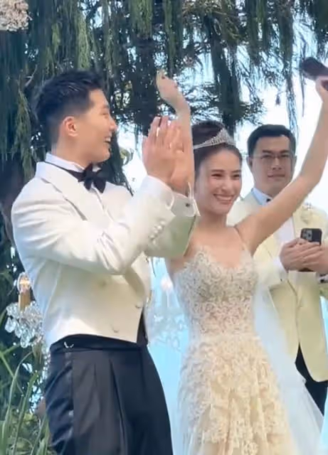 何超蓮竇驍婚禮現場:新人讀誓詞感動落淚,像王子和公主的結合