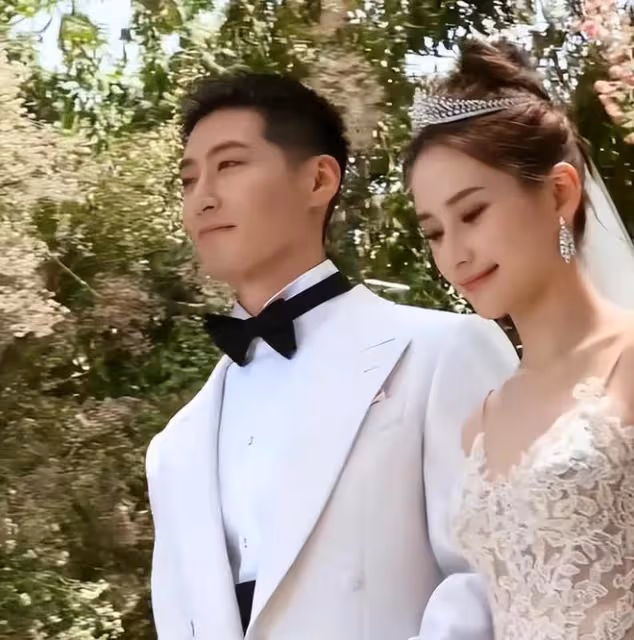 何超蓮竇驍婚禮現場:新人讀誓詞感動落淚,像王子和公主的結合