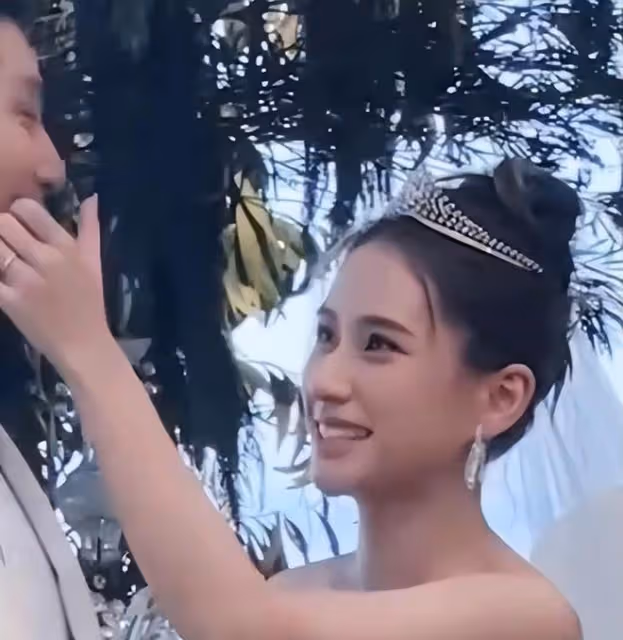 何超蓮竇驍婚禮現場:新人讀誓詞感動落淚,像王子和公主的結合