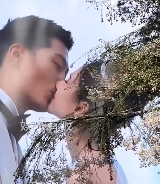 何超蓮竇驍婚禮現場:新人讀誓詞感動落淚,像王子和公主的結合
