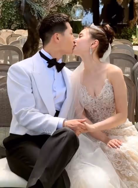 何超蓮竇驍婚禮現場:新人讀誓詞感動落淚,像王子和公主的結合