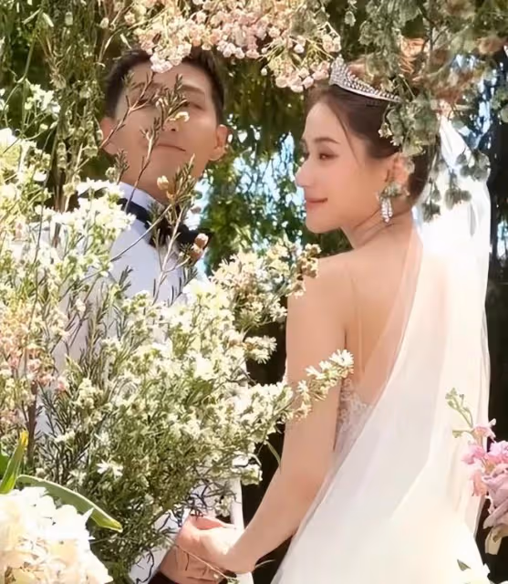 何超蓮竇驍婚禮現場:新人讀誓詞感動落淚,像王子和公主的結合