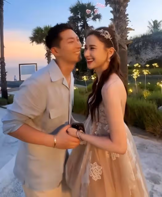 何超蓮竇驍婚禮現場:新人讀誓詞感動落淚,像王子和公主的結合
