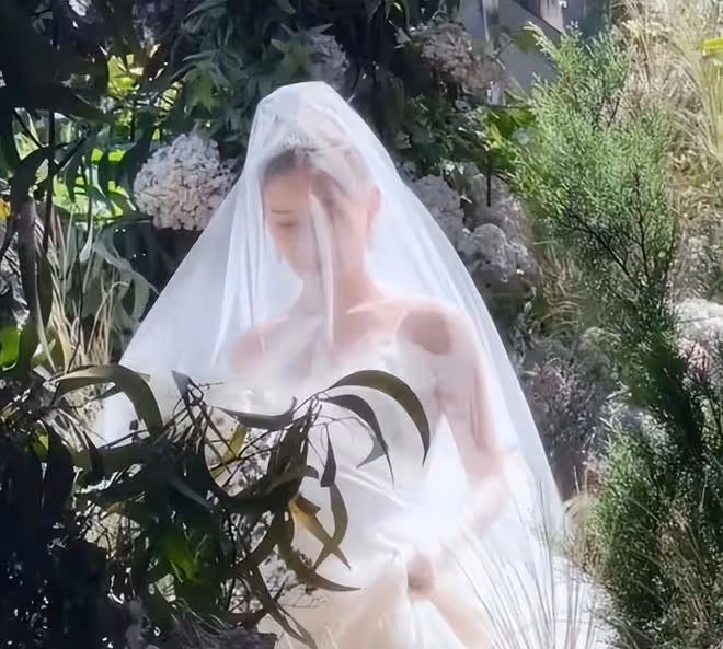何超蓮竇驍婚禮現場:新人讀誓詞感動落淚,像王子和公主的結合