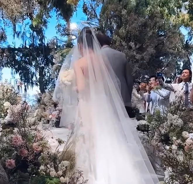 何超蓮竇驍婚禮現場:新人讀誓詞感動落淚,像王子和公主的結合
