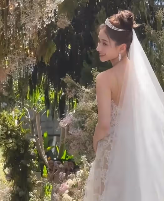 何超蓮竇驍婚禮現場:新人讀誓詞感動落淚,像王子和公主的結合