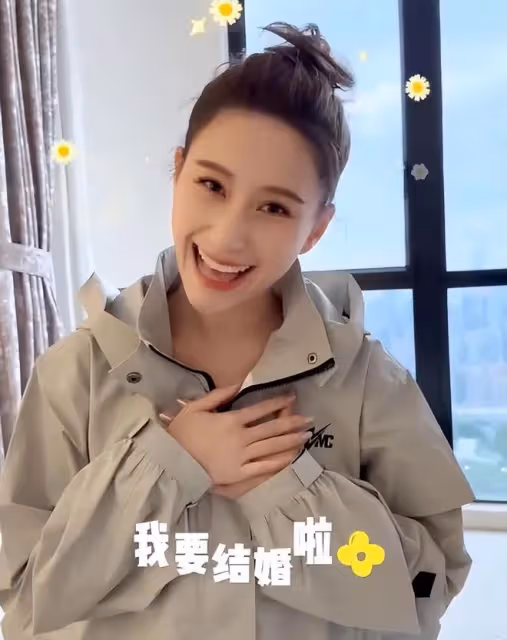 何超蓮竇驍婚禮現場:新人讀誓詞感動落淚,像王子和公主的結合