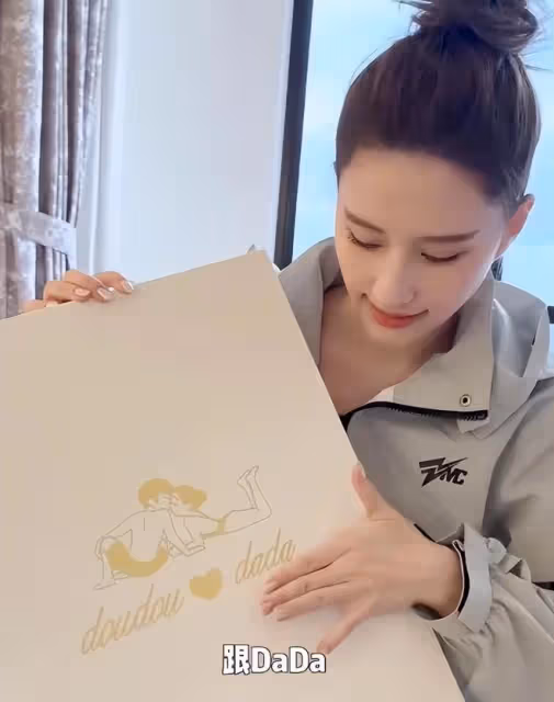 何超蓮竇驍婚禮現場:新人讀誓詞感動落淚,像王子和公主的結合