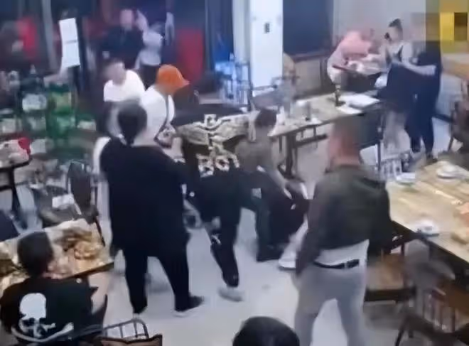 突發!唐山街頭驚現「專業報仇」,打折腿30萬起,一條人命100萬