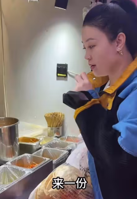 演員關婷娜批評青島小食街店鋪老闆不厚道,50塊錢一份豆乾還壞了