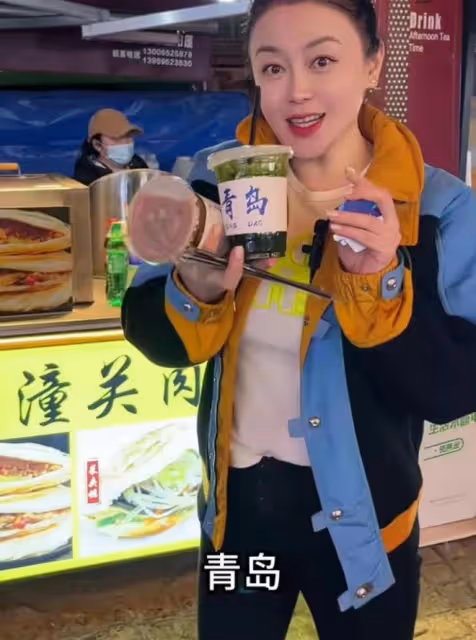 演員關婷娜批評青島小食街店鋪老闆不厚道,50塊錢一份豆乾還壞了
