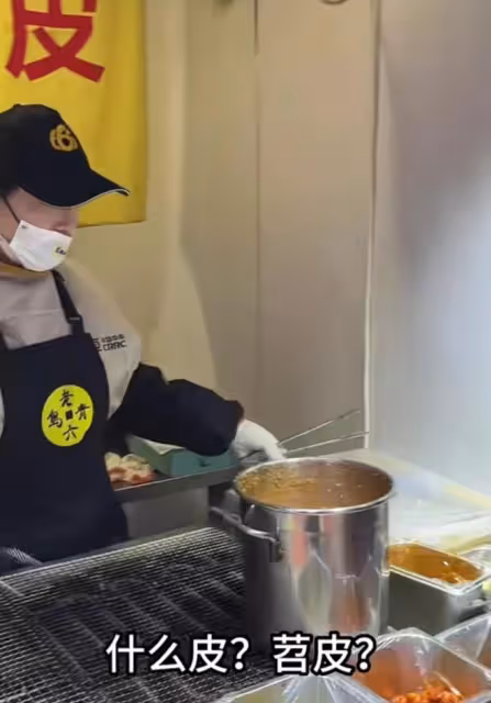 演員關婷娜批評青島小食街店鋪老闆不厚道,50塊錢一份豆乾還壞了