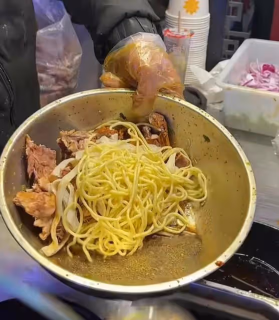 演員關婷娜批評青島小食街店鋪老闆不厚道，50塊錢一份豆乾還壞了