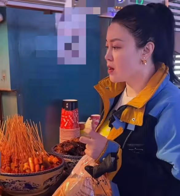 演員關婷娜批評青島小食街店鋪老闆不厚道，50塊錢一份豆乾還壞了