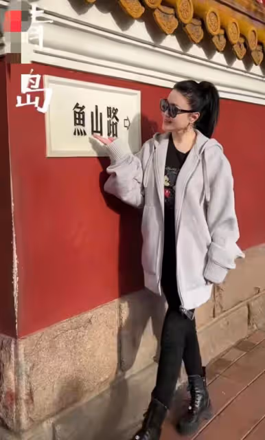 演員關婷娜批評青島小食街店鋪老闆不厚道，50塊錢一份豆乾還壞了