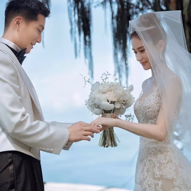 何超蓮竇驍婚禮細節,何超蓮出嫁泛淚光,竇驍:捧在手心疼愛!