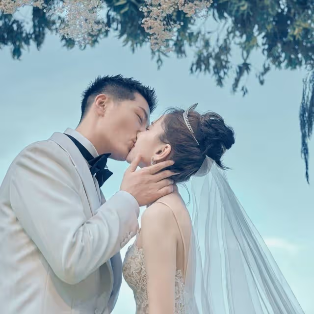 何超蓮竇驍婚禮細節,何超蓮出嫁泛淚光,竇驍:捧在手心疼愛!