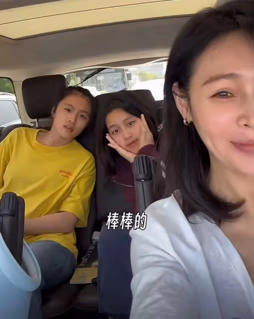 於明加開豪車送倆女兒上學!愛女美貌出眾賽明星,跳街舞超有范