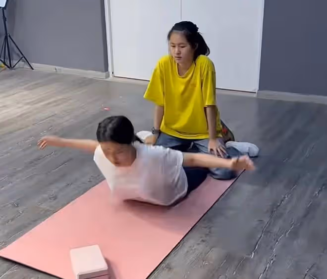 於明加開豪車送倆女兒上學!愛女美貌出眾賽明星,跳街舞超有范