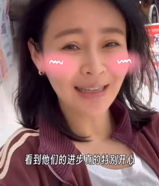 於明加開豪車送倆女兒上學!愛女美貌出眾賽明星,跳街舞超有范