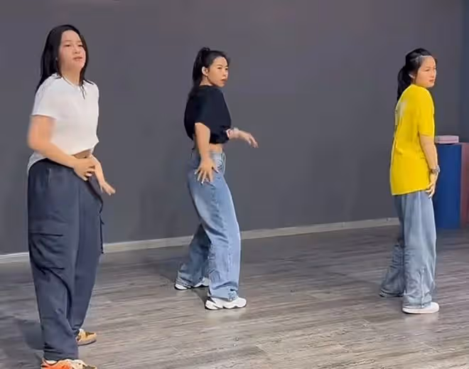 於明加開豪車送倆女兒上學！愛女美貌出眾賽明星，跳街舞超有范