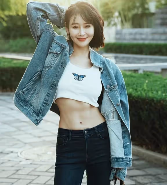 於明加開豪車送倆女兒上學！愛女美貌出眾賽明星，跳街舞超有范