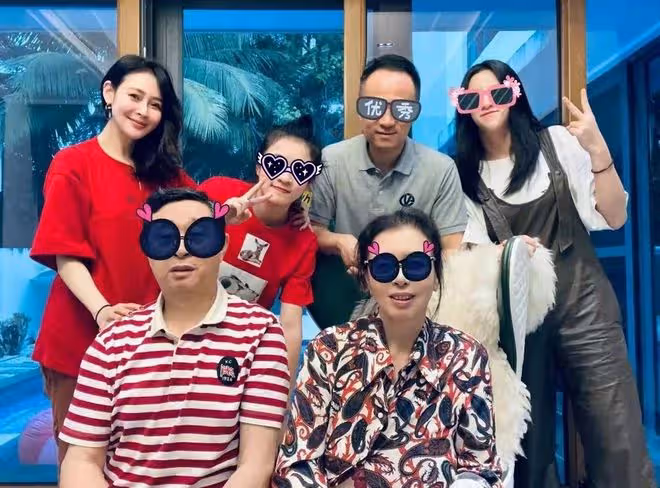 於明加開豪車送倆女兒上學！愛女美貌出眾賽明星，跳街舞超有范