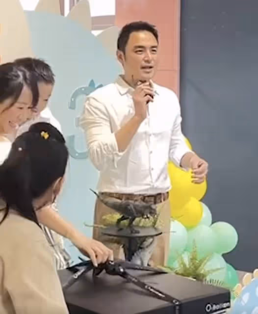 明道首曬一家三口,官宣二胎將迎來女兒,卻讓41歲孕妻抱娃引爭議
