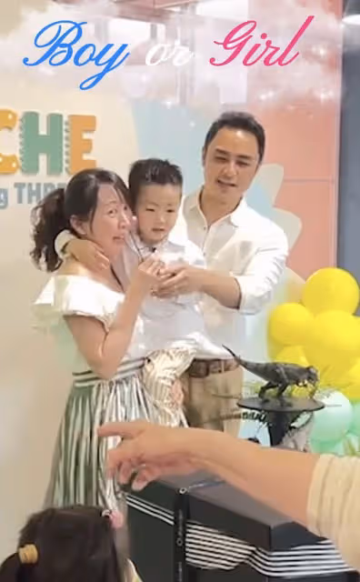 明道首曬一家三口,官宣二胎將迎來女兒,卻讓41歲孕妻抱娃引爭議