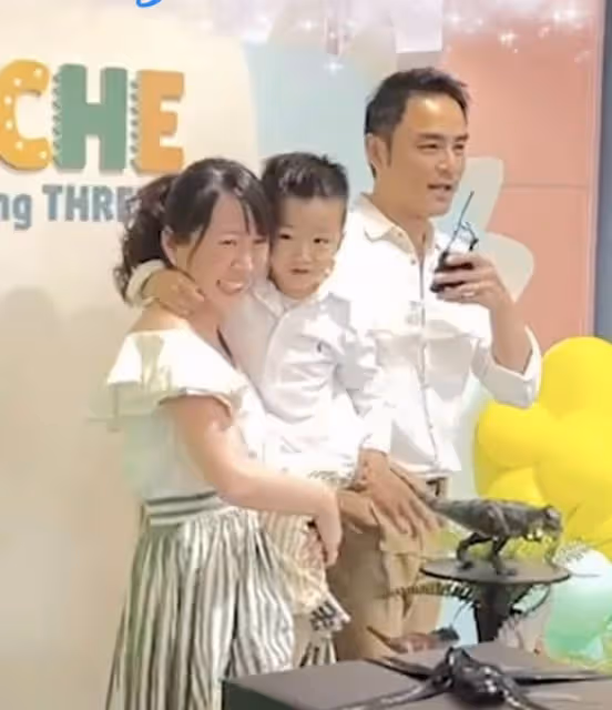 明道首曬一家三口,官宣二胎將迎來女兒,卻讓41歲孕妻抱娃引爭議