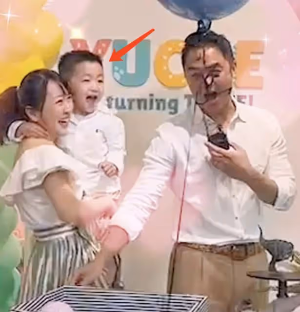 明道首曬一家三口,官宣二胎將迎來女兒,卻讓41歲孕妻抱娃引爭議