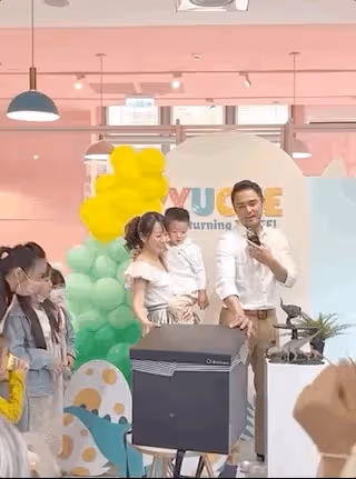 明道首曬一家三口，官宣二胎將迎來女兒，卻讓41歲孕妻抱娃引爭議