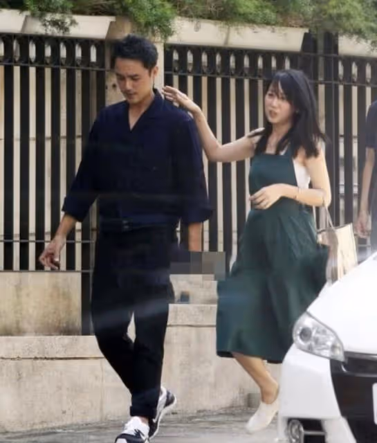 明道首曬一家三口，官宣二胎將迎來女兒，卻讓41歲孕妻抱娃引爭議