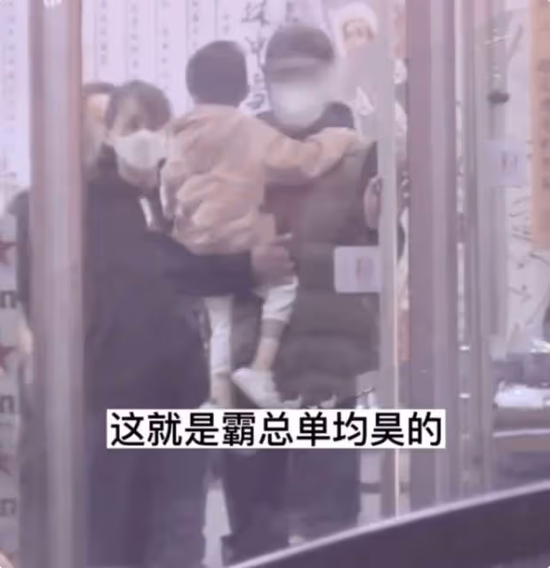 明道首曬一家三口,官宣二胎將迎來女兒,卻讓41歲孕妻抱娃引爭議
