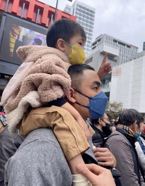 明道首曬一家三口,官宣二胎將迎來女兒,卻讓41歲孕妻抱娃引爭議