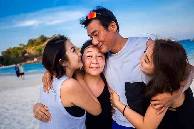 65歲梁家輝臉上有了些許皺紋,67歲周潤發身型體態越來越壯實