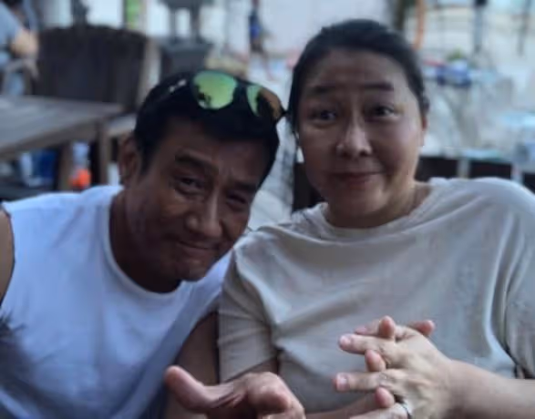 65歲梁家輝臉上有了些許皺紋,67歲周潤發身型體態越來越壯實