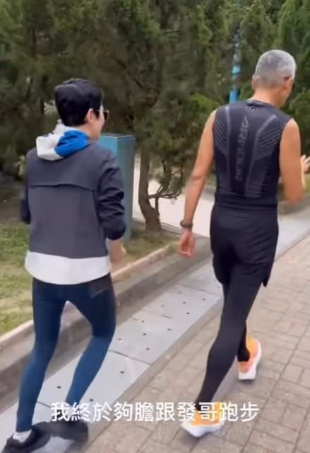 65歲梁家輝臉上有了些許皺紋,67歲周潤發身型體態越來越壯實