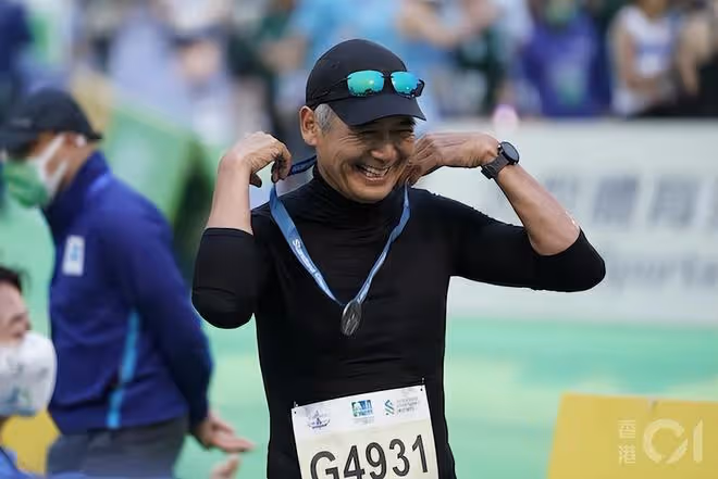 65歲梁家輝臉上有了些許皺紋,67歲周潤發身型體態越來越壯實