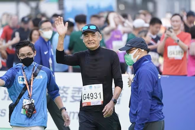 65歲梁家輝臉上有了些許皺紋,67歲周潤發身型體態越來越壯實