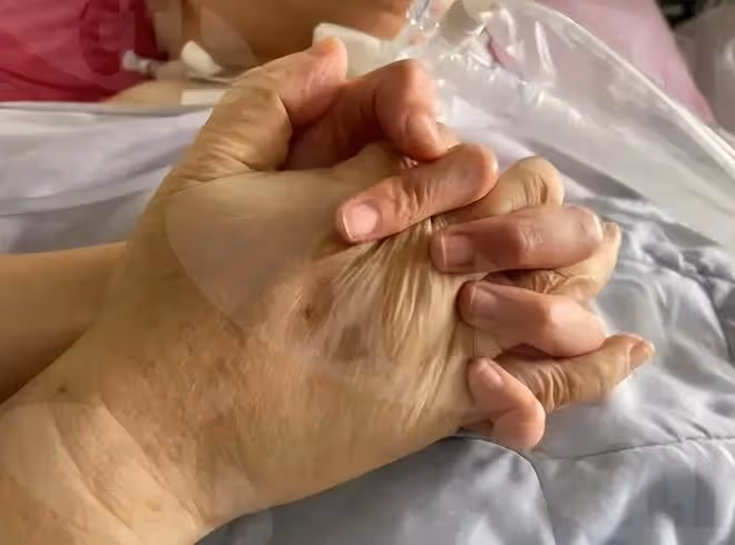 林靖恩公開李坤城臨終照片:臉部腫脹,喉嚨和鼻子在插管治療