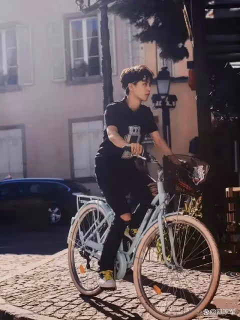 王俊凱騎自行車大合集,是飛揚的髮絲與青春的氣息