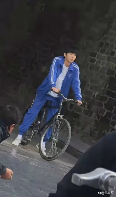 王俊凱騎自行車大合集,是飛揚的髮絲與青春的氣息