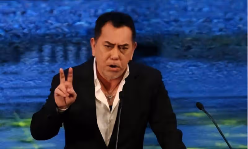黃秋生金像獎上擁抱劉青雲，劉先生滿臉的敷衍和抗拒太明顯了