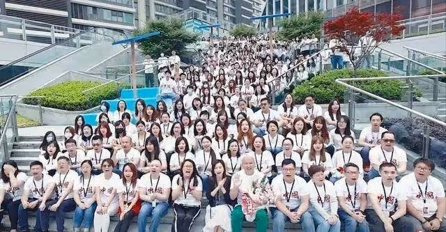 財富碾壓李湘，港台無法混的張庭5年狂攬300億，名下房產達96處
