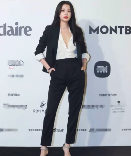 嘉人活動現場生圖曝光，張小斐煙燻妝成全場焦點，李冰冰氣場強大